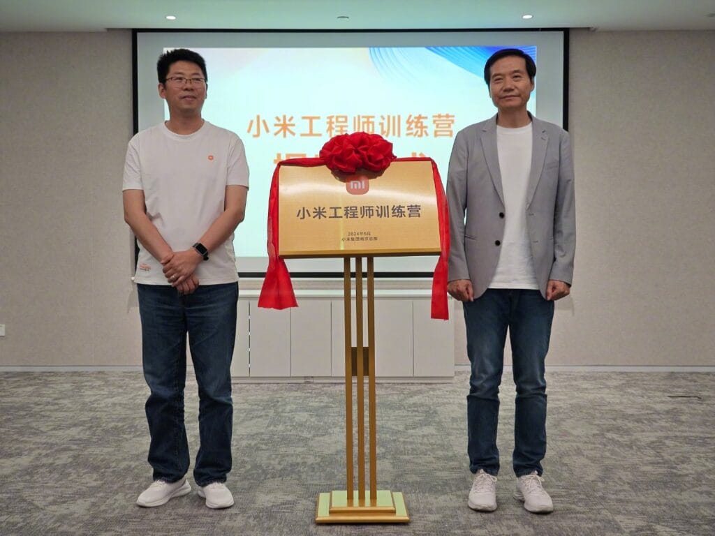 Lei Jun (right) at the opening of Nanjing Science and Technology Park