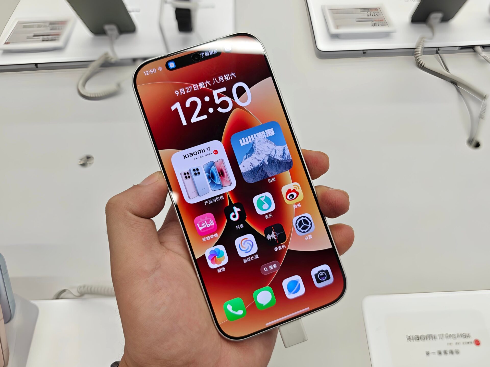 Xiaomi 15 vs Xiaomi 17: Not much changes for compact lovers 3 Xiaomi 17 Display